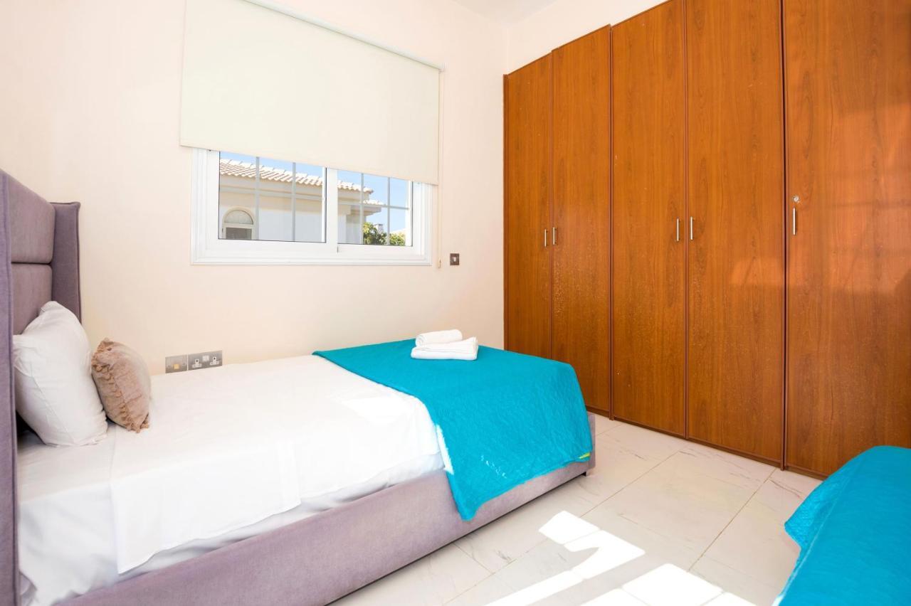 Villa Oceania - Beachfront Paralimni Exterior photo