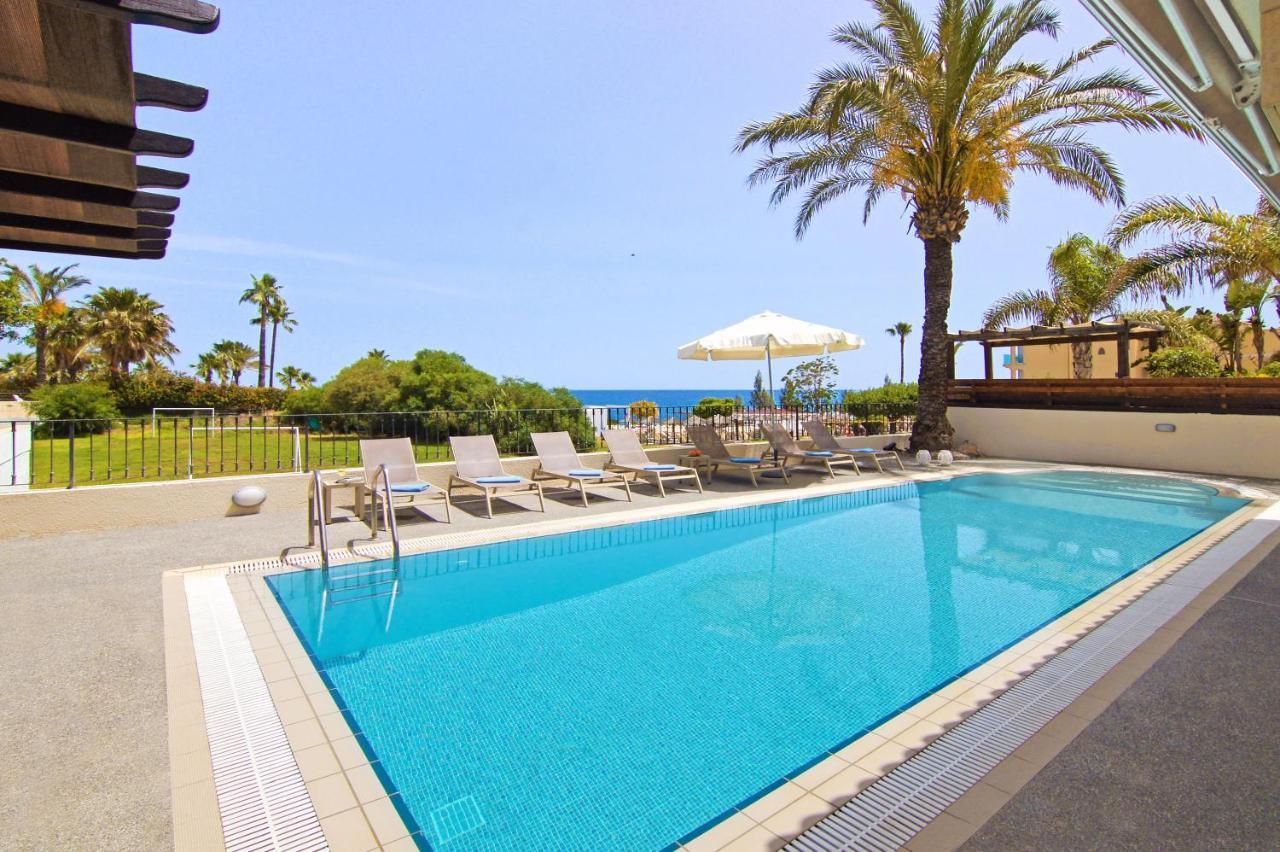 Villa Oceania - Beachfront Paralimni Exterior photo