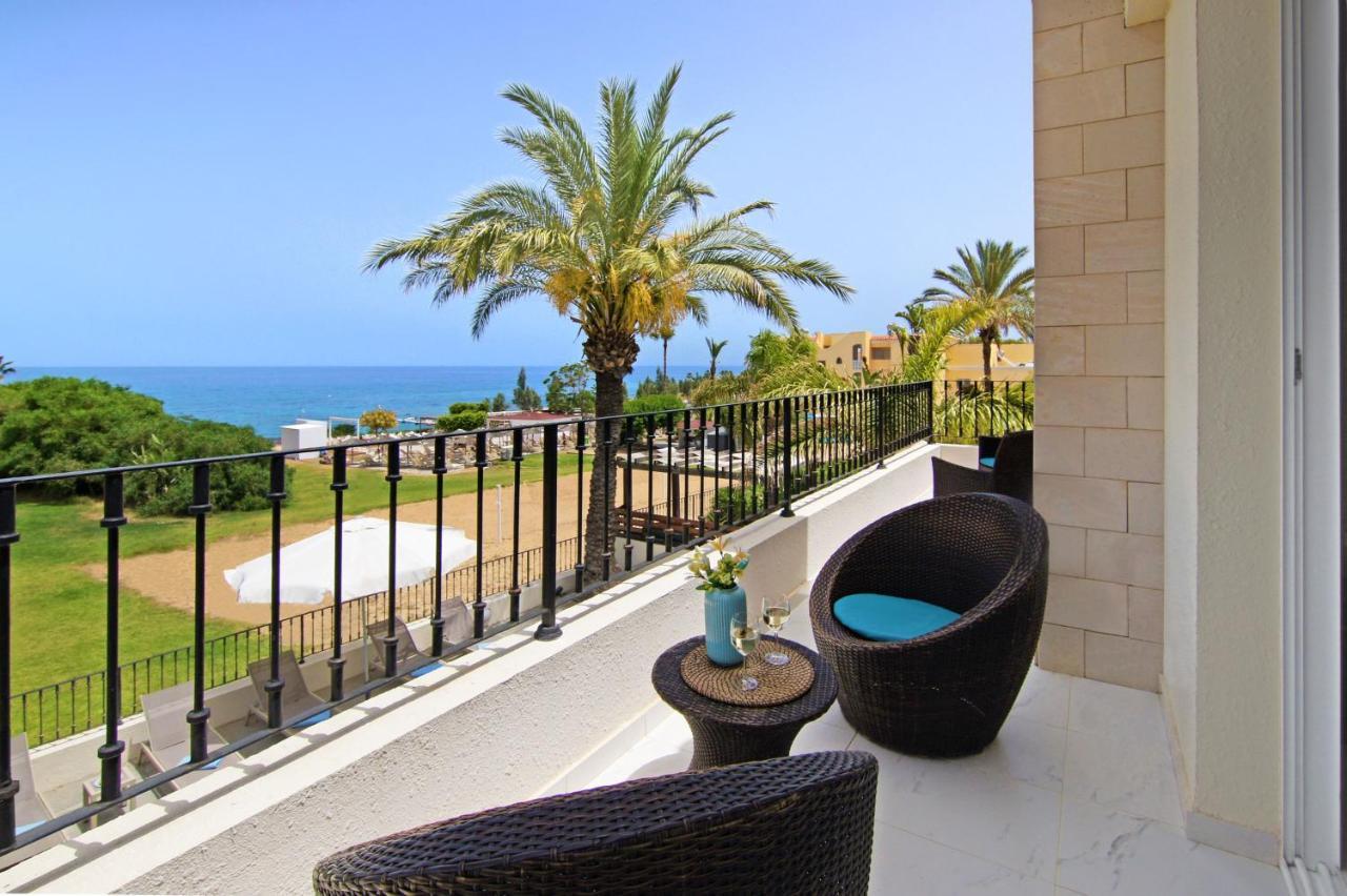 Villa Oceania - Beachfront Paralimni Exterior photo