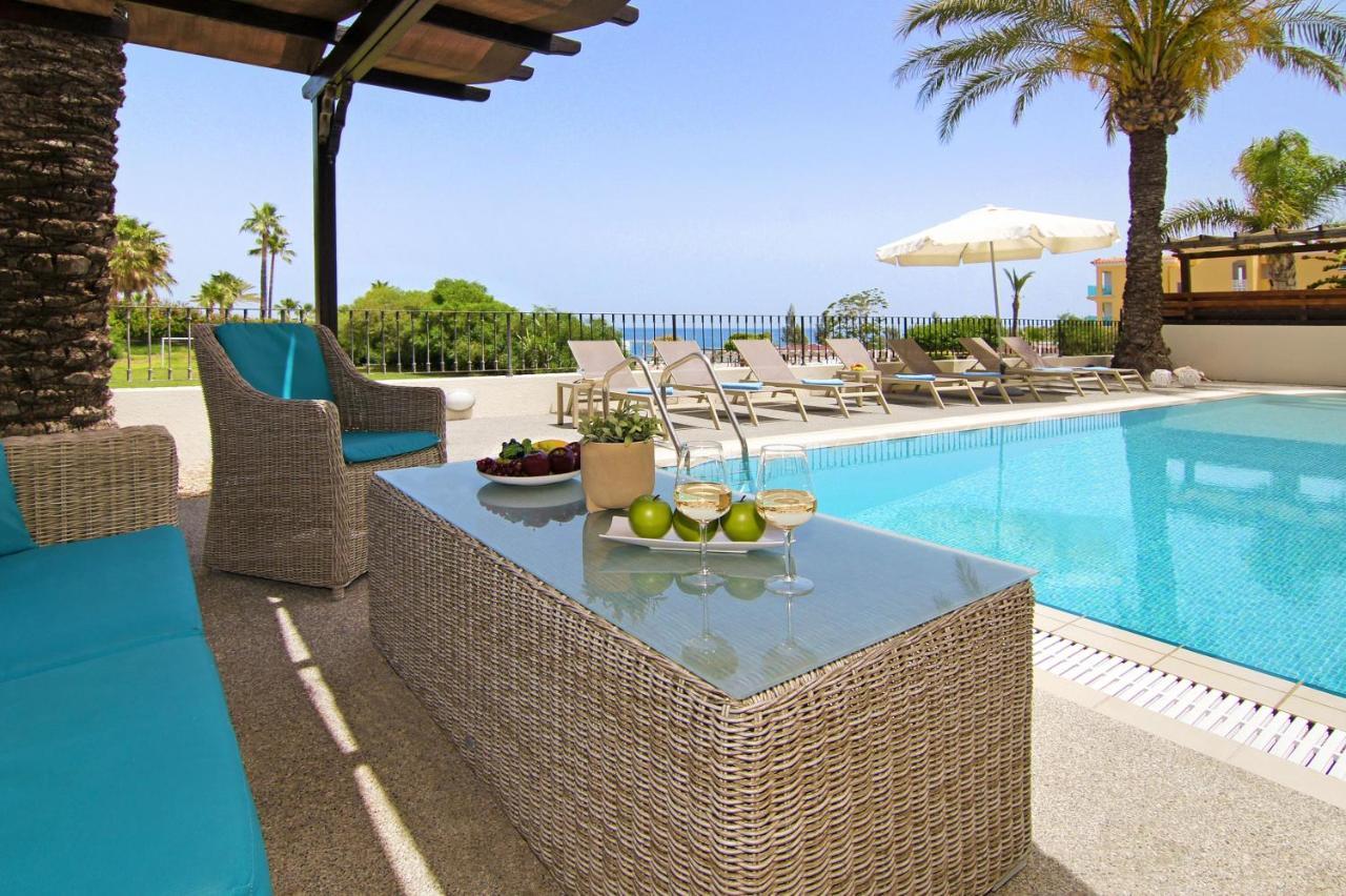 Villa Oceania - Beachfront Paralimni Exterior photo