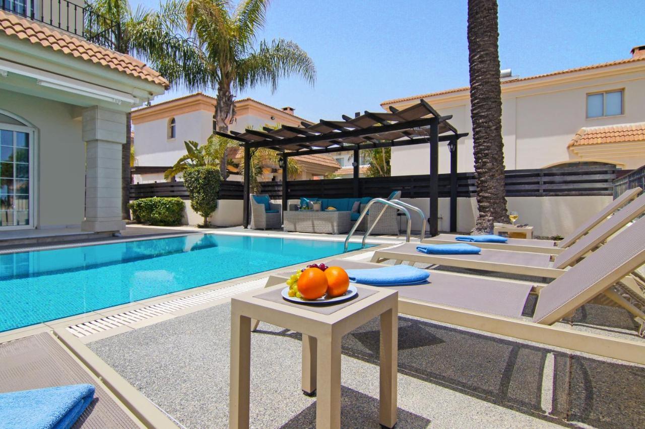 Villa Oceania - Beachfront Paralimni Exterior photo