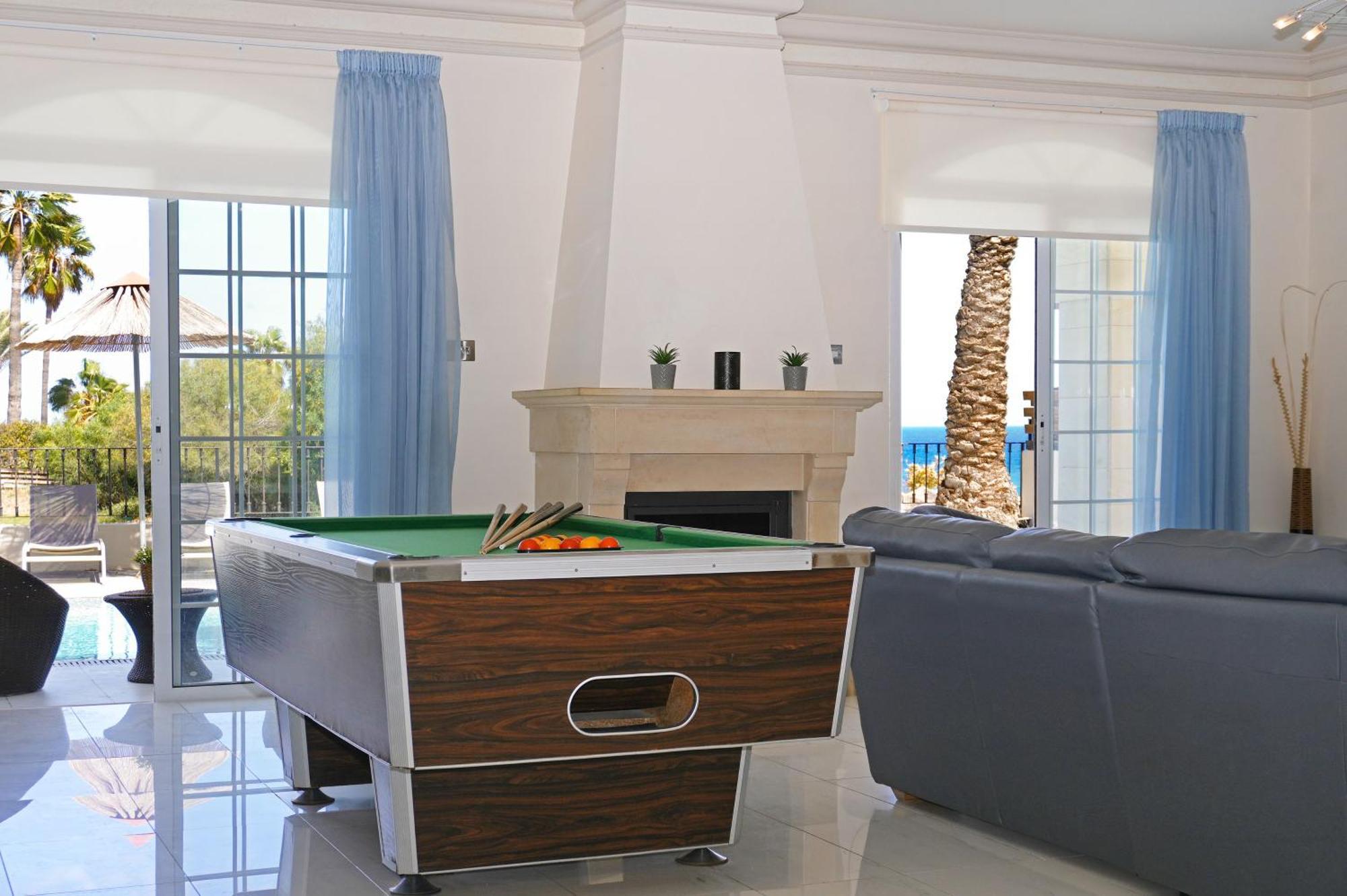 Villa Oceania - Beachfront Paralimni Exterior photo
